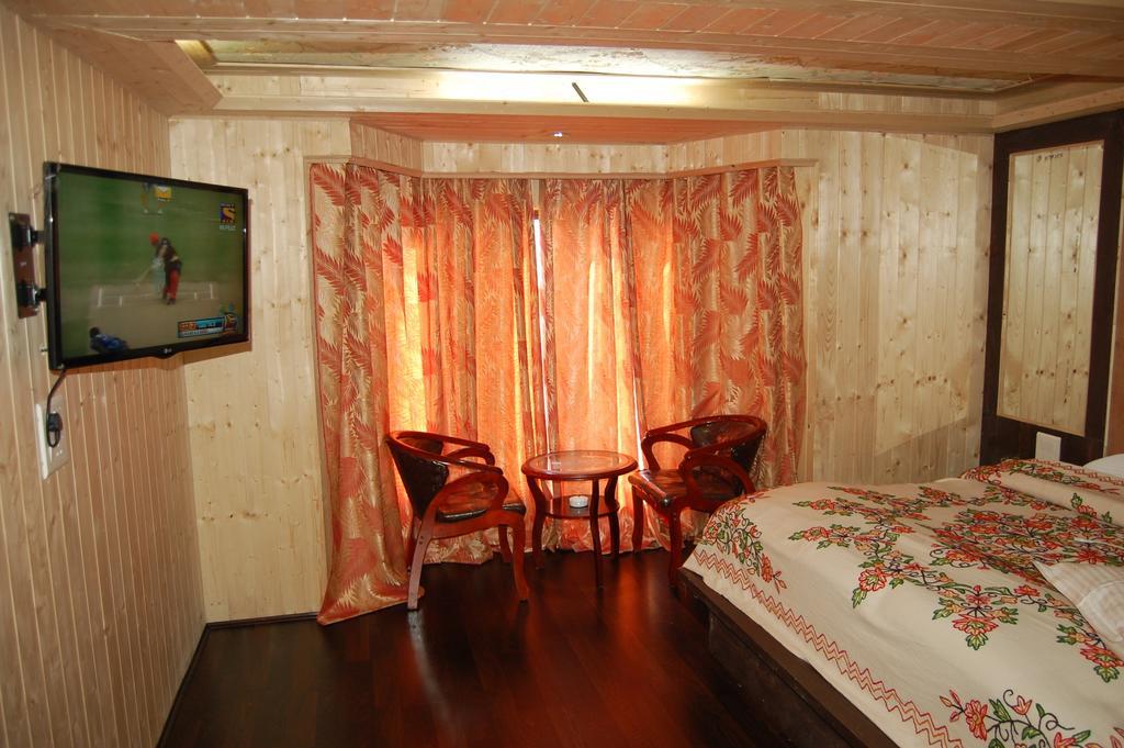 Hotel Zahgeer Continental Gulmarg Habitación foto