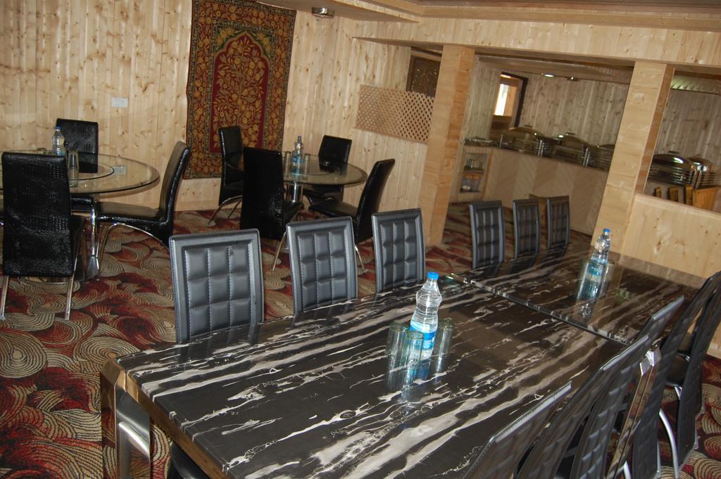 Hotel Zahgeer Continental Gulmarg Habitación foto