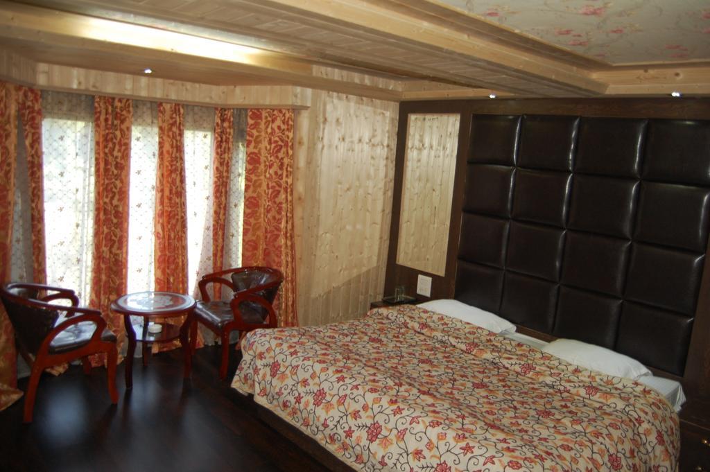 Hotel Zahgeer Continental Gulmarg Habitación foto