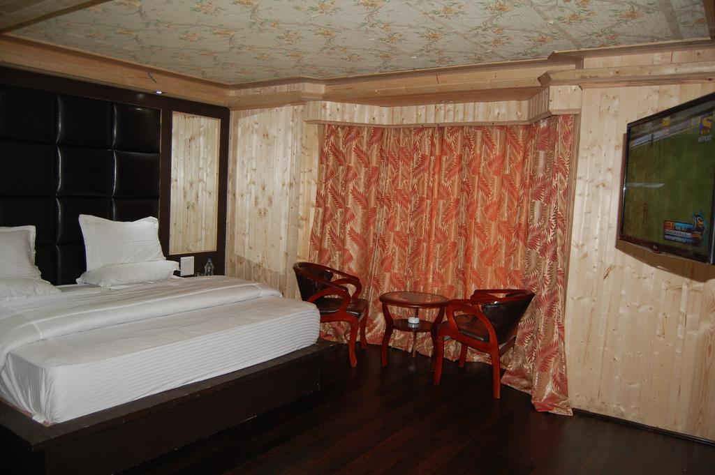 Hotel Zahgeer Continental Gulmarg Habitación foto