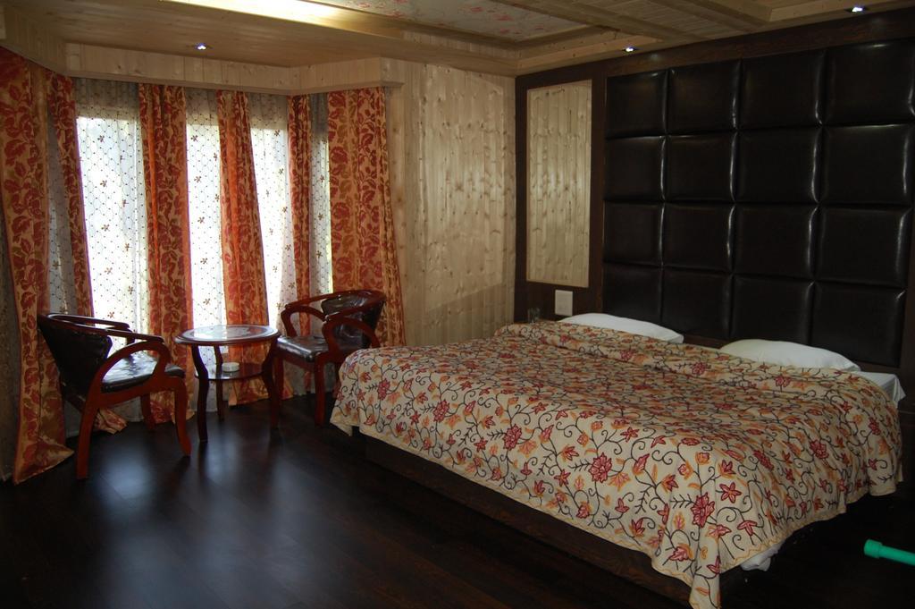 Hotel Zahgeer Continental Gulmarg Habitación foto