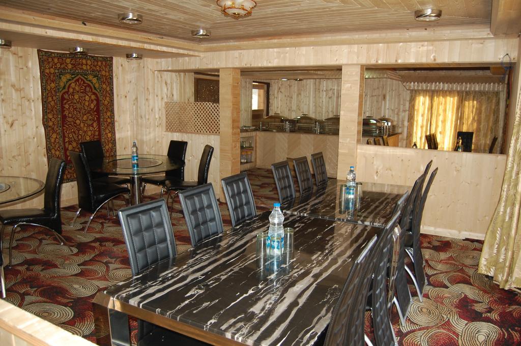 Hotel Zahgeer Continental Gulmarg Habitación foto
